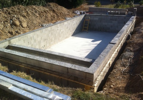 La piscine après coulage du béton dans les parois et le décoffrage