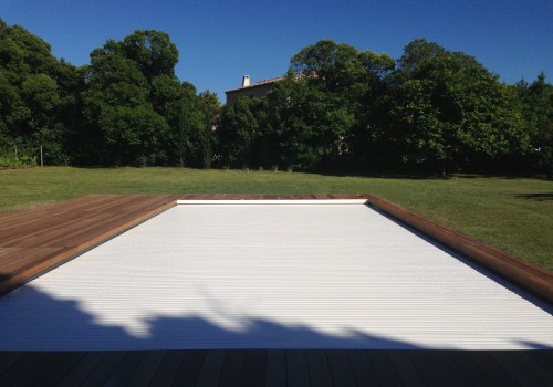 Tablier blanc d'une piscine 13.00 x 5.00
